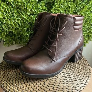 SOLD 🚫 Clarks Collection Laceup Ankle Hollis Jasmine Boots